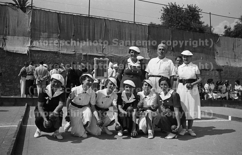 Gare-di-Bocce-1939-La-squadea-femminile-di-Sanremo-con-Giacomo-Gandolfi-e-figlia-Vittoria734