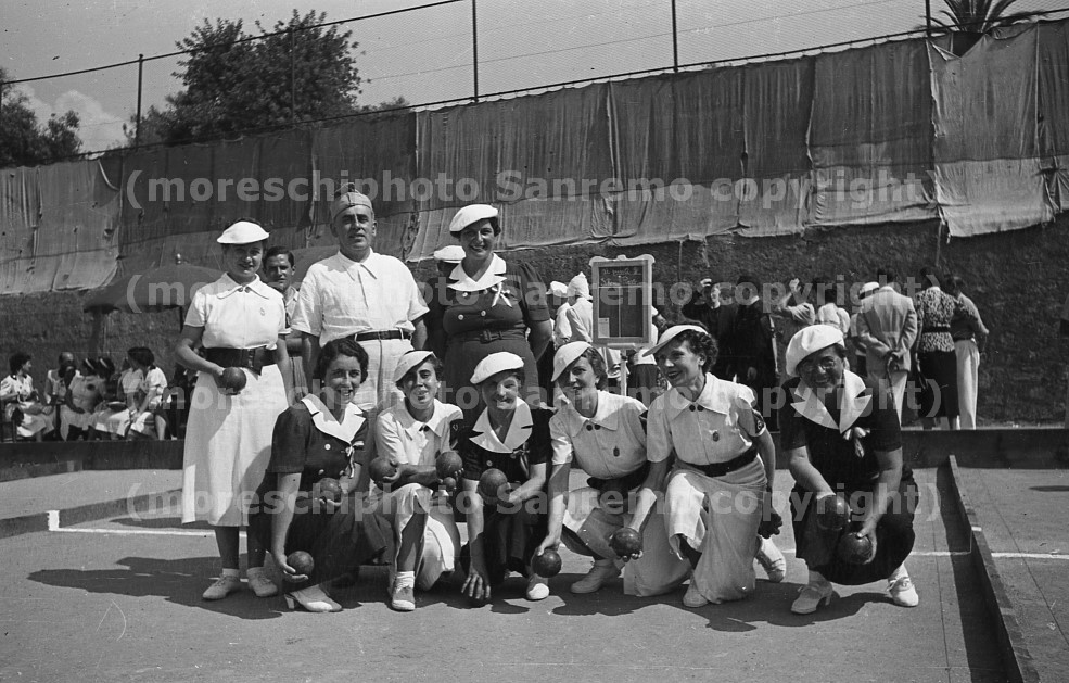 Gare-di-Bocce-1939-La-squadea-femminile-di-Sanremo-con-Giacomo-Gandolfi-e-la-figlia-Vittoria734