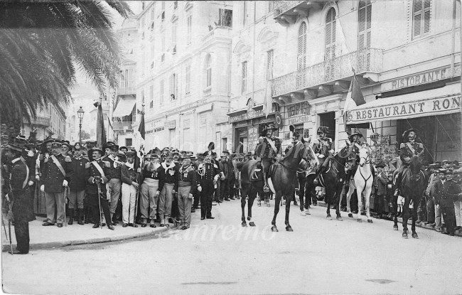 Bersaglieri a cavallo e Garibaldini in corso Umberto 1905