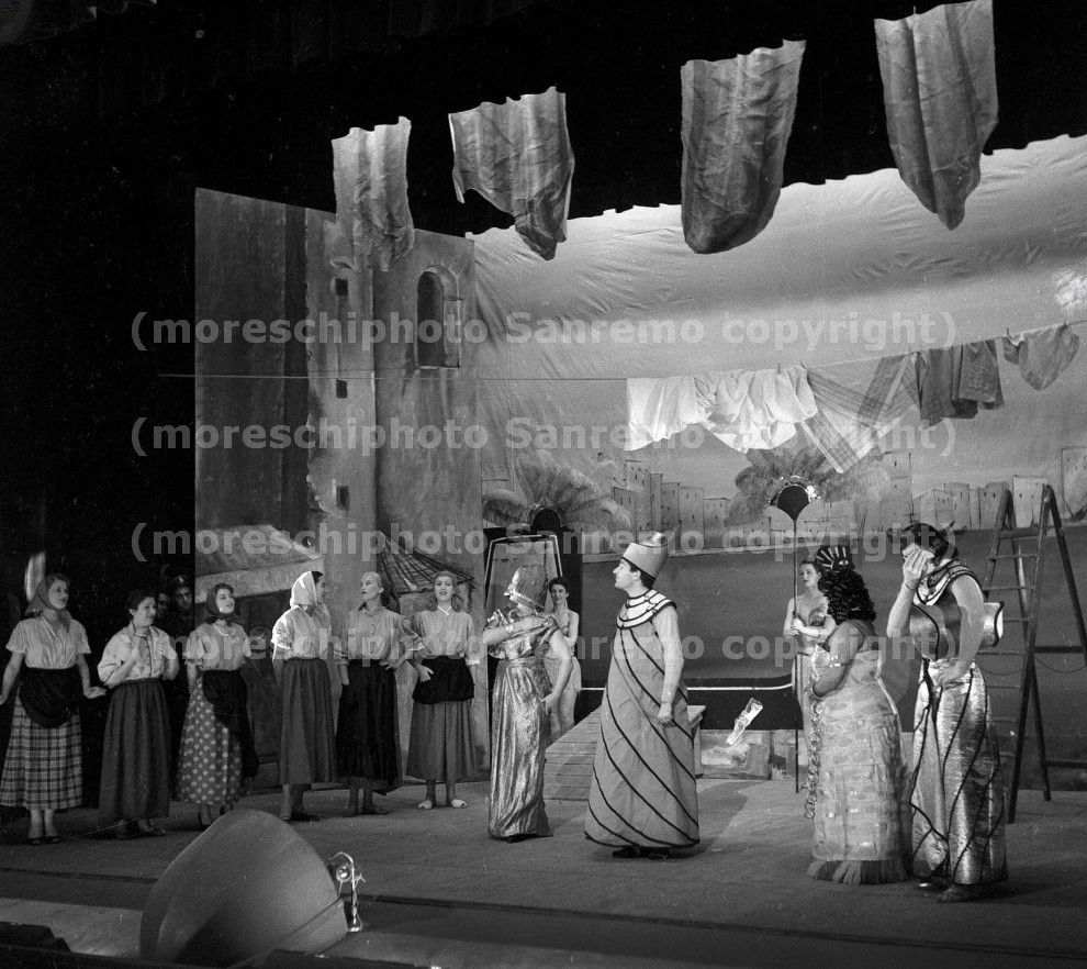 Anna-Magnani-Chi-e-di-scena-dic-1953-001b-17