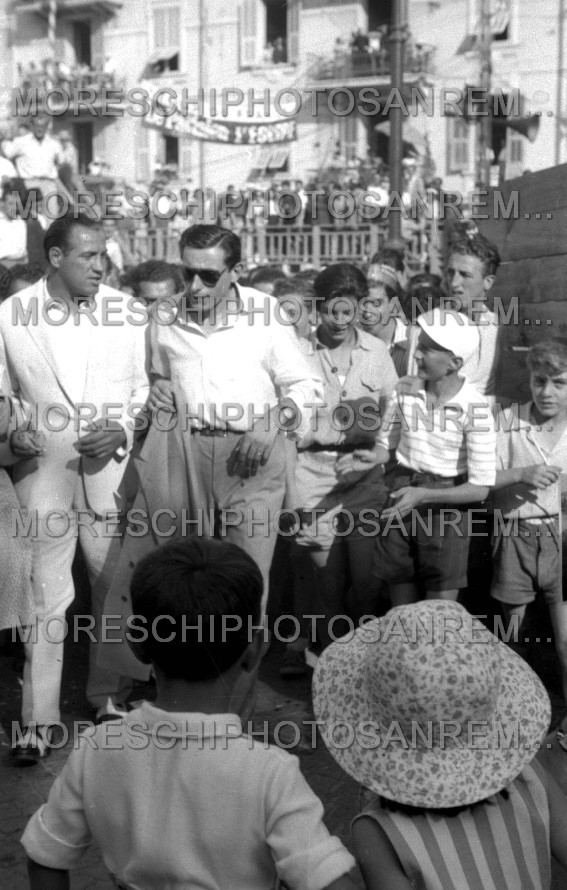Tour-de-France-1948-Fausto-Coppi-fra-il-pubblico-con-il-pugile-Musina-036
