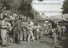 coppi-Milano-Sanremo-1948-con-mani-davanti-al-viso