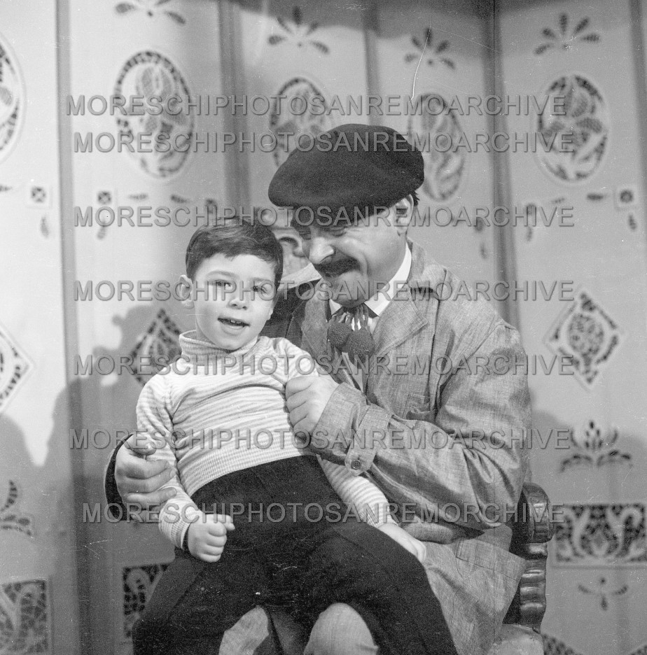 Carlo-Dapporto-e il figlio Massimo mentre-gira-un-Carosello-al-Casino-di-Sanremo-1956-164