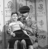 Carlo-Dapporto-e il figlio Massimo mentre gira-un-Carosello-al-Casino-di-Sanremo-1956-165