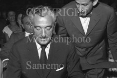 Vittorio-De-Sica-intervistato-dal-giornalista-Mario-Cuipisti