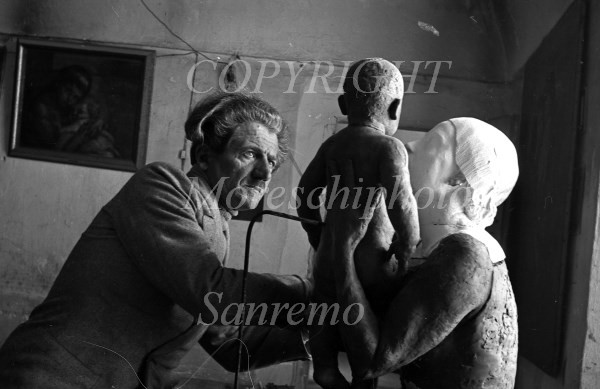 Lo scultore Franco Bargiggia nel 1938 al lavoro (1)