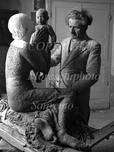 Lo scultore Franco Bargiggia nel 1938 al lavoro