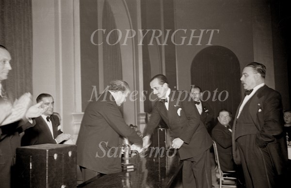 Mascagni premia Gare di scopone 1938(4)