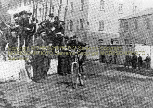 1907 Luigi Ganna ha rotto la bici in una caduta e prosegue con una normale  due ruote  data da uno spettatore
