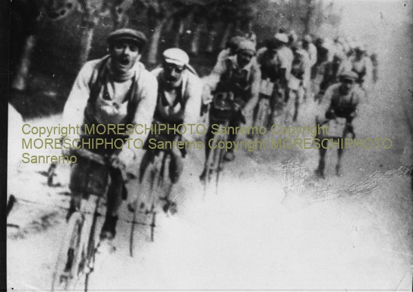 1908 Cyrille Van Huyvaert guida il gruppo seguito da Lignon, Azzini, Troussellier, Pottier, Lequatre, Pavesi, e Rossignoli.