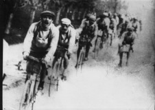 1908 Cyrille Van Huyvaert guida il gruppo seguito da Lignon, Azzini, Troussellier, Pottier, Lequatre, Pavesi, e Rossignoli.