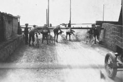 1914 Il treno può  fermare la Classicissima ad ogni passaggio a livello