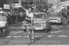 1971-Eddy-Merckz-taglia-il-traguardo-di-via-Roma