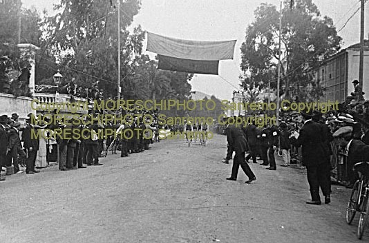 1915 il gruppo in vista del traguardo