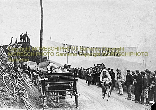1915 Nella discesa dal Turchino Belloni ha staccato i l gruppo ma  urta una roccia, rompe il cerchione e si ritira