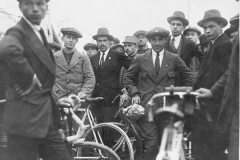 1915 La partenza della "Sanremo". Girardengo vestito impeccabilmentel'alba, ma quando i  corridors costeggiano i Navigli c'e gia  una gran folla ad aspettarli.