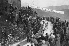 1917 Folla di tifosi dal mattino sulla strada  del Turchino