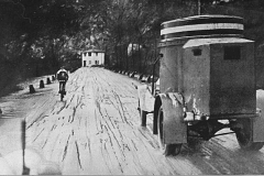 1918 Girardengo in fuga davanti ad un auto del seguito simile ad un'autoblindo