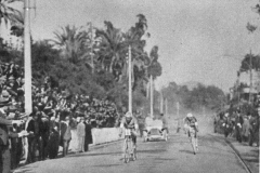 1921   lo sprint finale non ha storia. Girardengo prevale senza difficoltà su Brunero   conquista la  sua seconda vittoria a Sanremo
