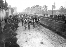 1921 I corridori fiancheggiano la folla e i Navigli