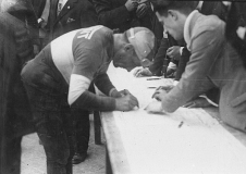 1925 Girardengo firma dopo la vittoria