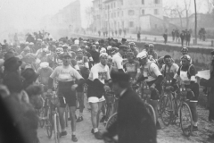 1921 La Partenza avviene sempre all'alba.Girardengo, primo a  destra, sembra impaziente: