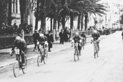 1925 Il quintetto dei fuggitivi a pochi KM dall'arrivo