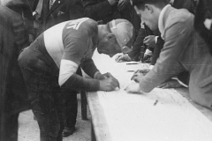 1925 Girardengo firma dopo la vittoria