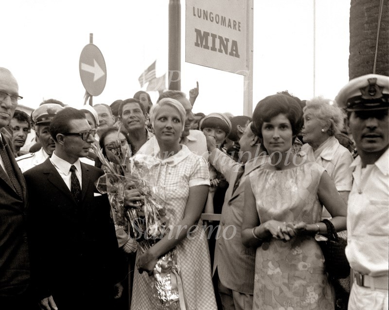 Mina e la targa della via a lei dedicata1967
