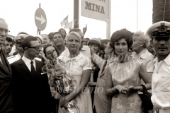 Mina e la targa della via a lei dedicata1967