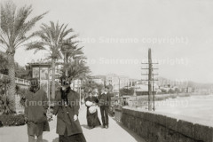 Passeggiata-con-turisti-1908-tris